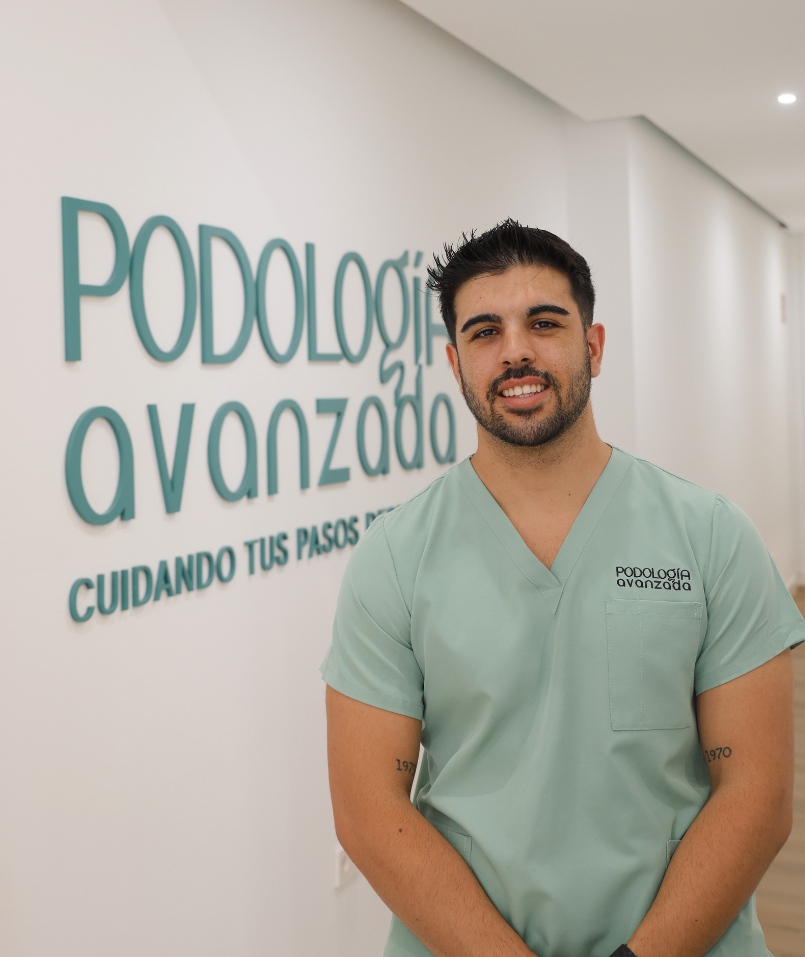 Podólogo profesional de Podología Avanzada Palma con bata verde claro