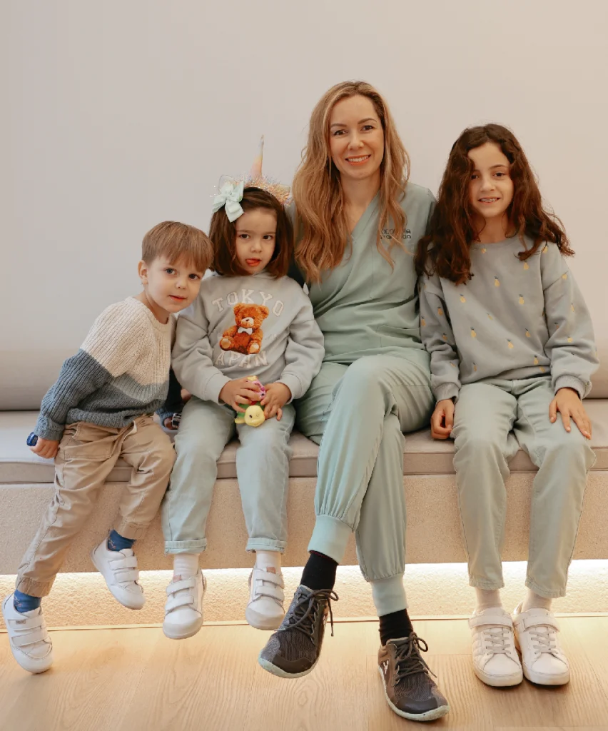 Familia en sala de espera de Podología Avanzada en Palma