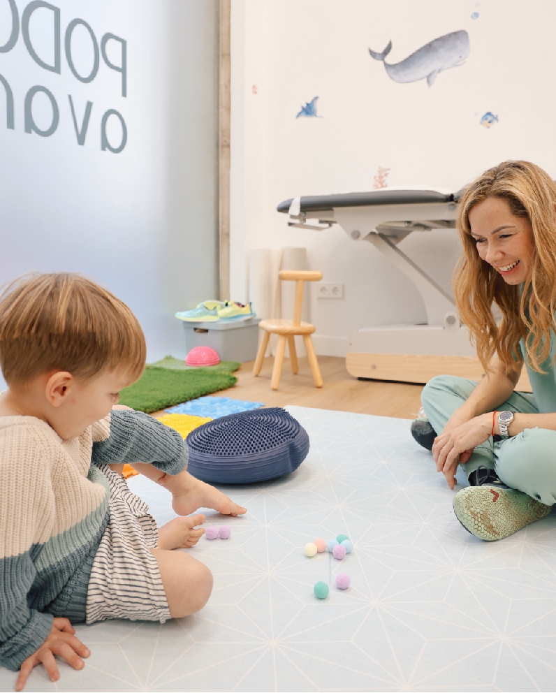 Terapia podológica infantil con estimulación sensorial en clínica