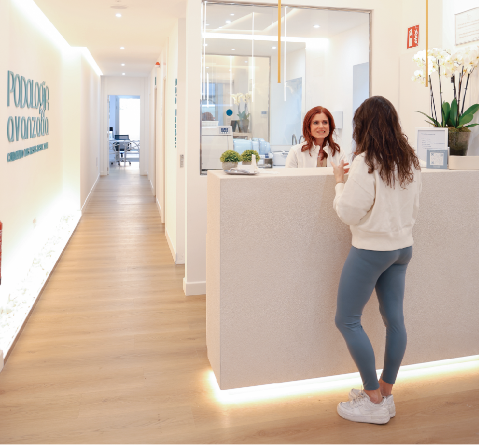 Recepción moderna en clínica Podología Avanzada de Palma