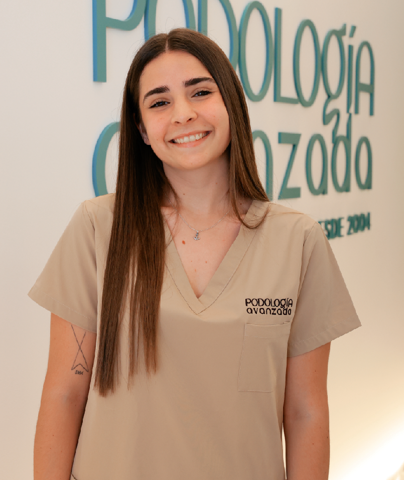 Podóloga especialista de Podología Avanzada Palma con uniforme beige