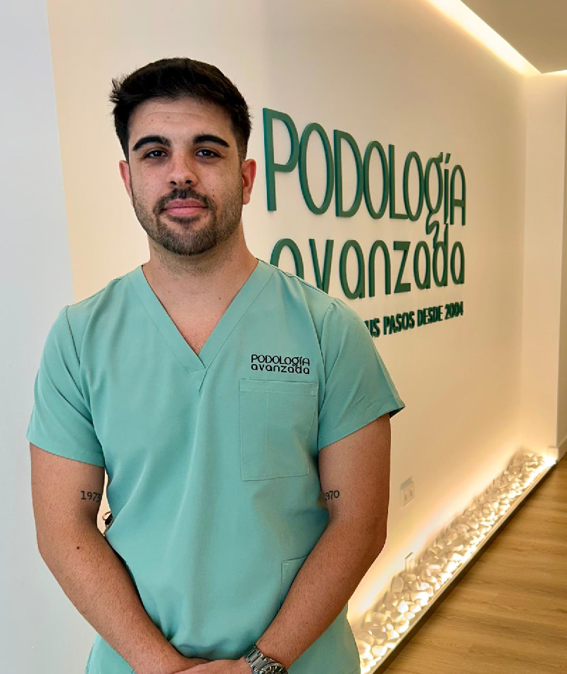 Podólogo profesional de Podología Avanzada Palma con bata verde claro