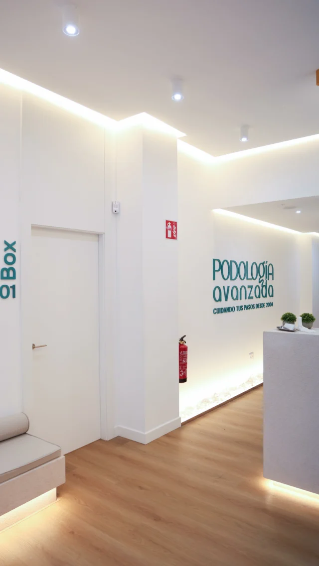 ¿Cómo podemos ayudarte en Podología Avanzada?
👣 En Podología Avanzada, tu bienestar es nuestra prioridad. Ofrecemos una amplia gama de servicios especializados para cuidar de tus pies y mejorar tu calidad de vida. ￼ ￼
Nuestros servicios incluyen:
- Podología Infantil
- Podología Deportiva y estudios de biomecánica
- Cirugía del Pie
- Ecografías y tecnología láser
- Plantillas Personalizadas
- Neuromodulación
- Podología Clínica
📍 Visítanos en C/ San Vicente de Paúl 3, 07010 - Palma de Mallorca. ￼
📞 Contáctanos al (+34) 971 37 22 99 o escríbenos a podologiavanzada@gmail.com. ￼
🌐 Más información en www.podologiavanzada.com.