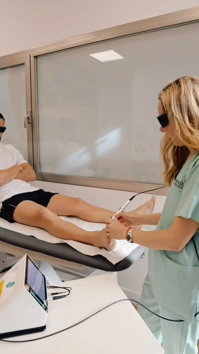 ¿Sientes dolor bajo el dedo gordo del pie al caminar o hacer deporte? 
Podrías estar sufriendo de sesamoiditis.
En Podología Avanzada tratamos esta dolencia de forma efectiva con láser bioestimulante.
Un tratamiento indoloro, no invasivo y sin efectos secundarios que:
• Reduce la inflamación
• Alivia el dolor
• Acelera la recuperación del tejido
📍 Estamos en Palma de Mallorca
📞 971 37 22 99
🌐 podologiavanzada.com
💬 ¡Recupera tu pisada sin dolor! Escríbenos y te ayudamos 💙
#PodologíaAvanzada #LáserPodológico #DolorPie #SaludDelPie #PodologíaPalma #TratamientoLáser #PisadaSinDolor #PodologíaDeportiva #PalmaDeMallorca