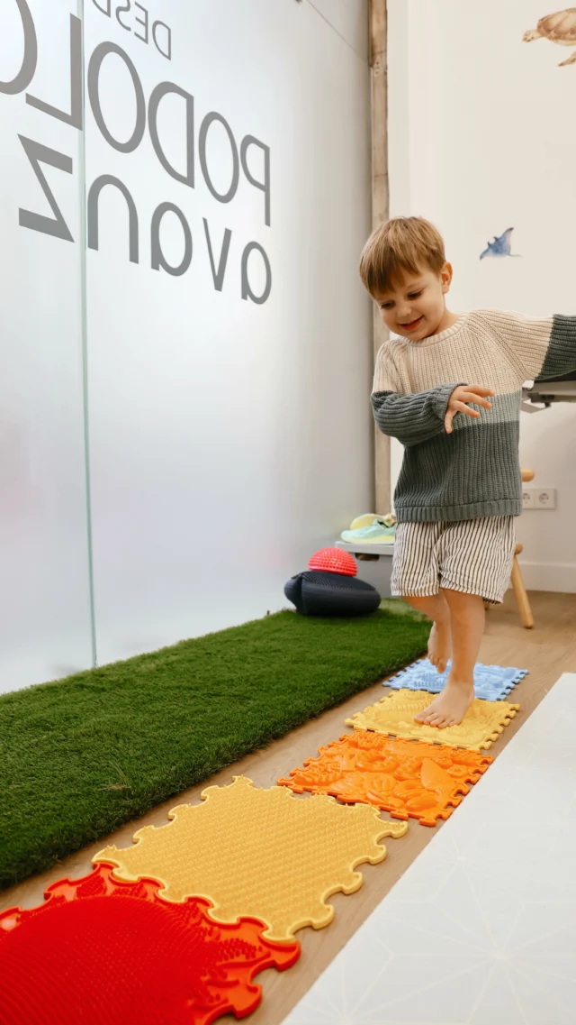 ¿Has notado que tu hijo camina con los deditos en forma de garra?
La garra digital es más común de lo que parece… ¡y tiene solución! En Podología Avanzada usamos ejercicios, estímulos y texturas variadas para ayudar a corregirla.
👉 Pide tu valoración y acompaña su crecimiento desde los pies.
📞 971 372 299 📩 podologiavanzada@gmail.com
#PodologíaMallorca #SaludPodal #CuidadoDeLosPies #PodologíaAvanzada
#PiesSanos #PodólogoMallorca #BienestarPodal #PodologíaDeportiva
#SaludYBienestar #MallorcaSalud #Biomecánica #PodologíaInfantil #PiesNiños #Podologos #PodologiaEspaña #SaludDeportiva